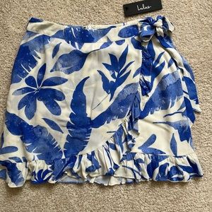 Lulu’s faux wrap short flowered skirt